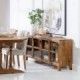 Vierflügeliger Holzvitrinenschrank mit Griffen, Umgebung.