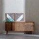 Mangoholz-Sideboard in natürlicher Umgebung