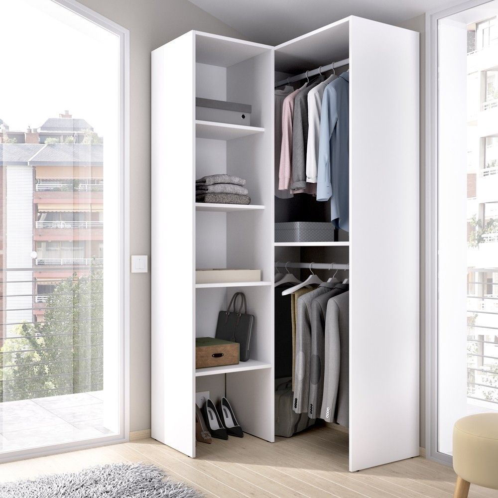 Cabina armadio angolare in ambiente bianco.