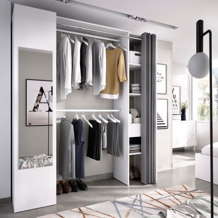 Begehbarer Kleiderschrank mit Spiegel und weißen Vorhängen im Raum.