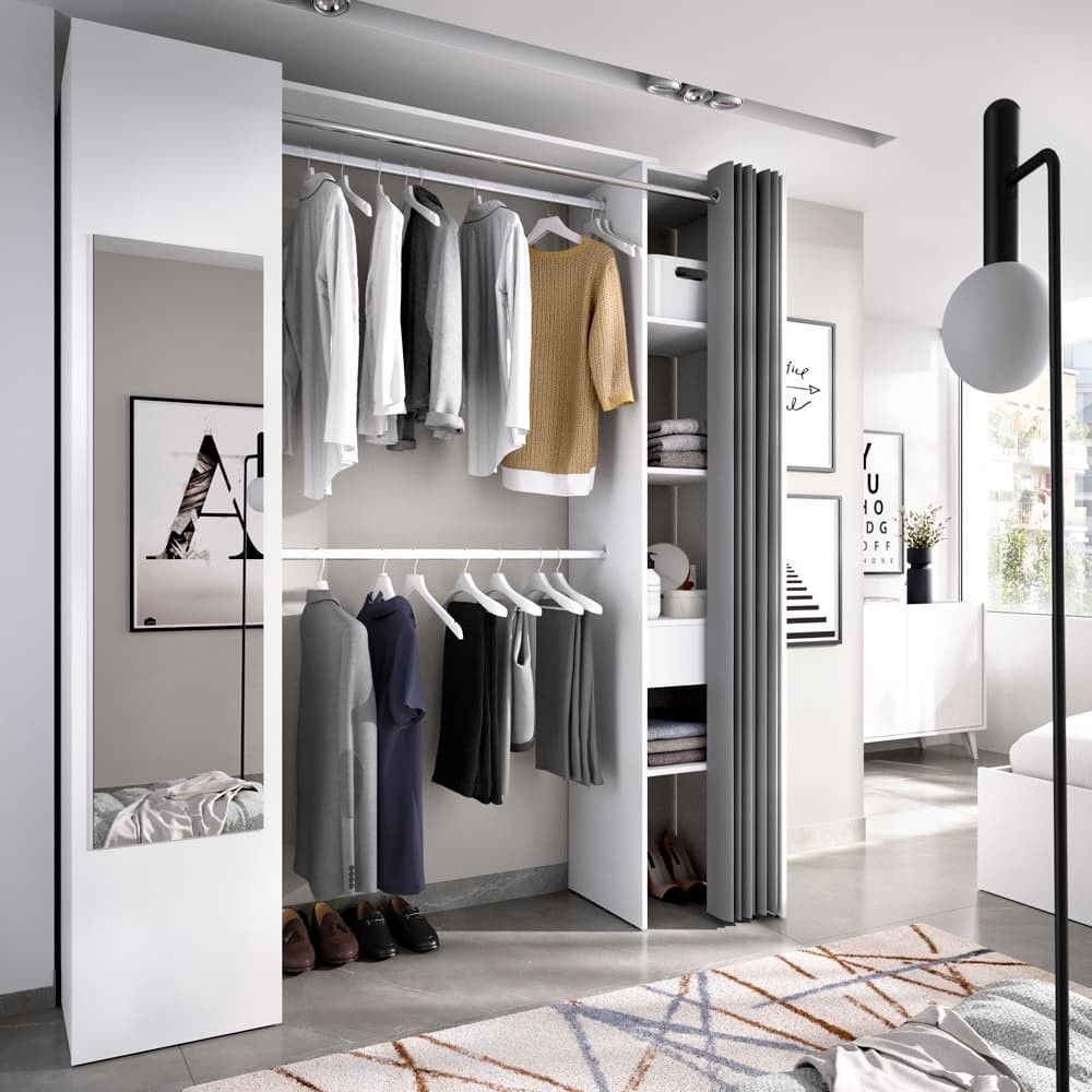 Begehbarer Kleiderschrank mit Spiegel und weißen Vorhängen im Raum.