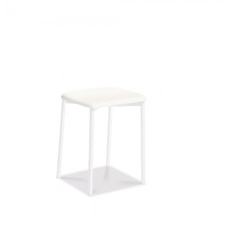 Scopri lo sgabello Kelsa bianco. Struttura metallica 20 mm, sedile imbottito antimacchia e dimensioni ultracompatte 33x47x33 cm.