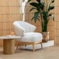 Sofá moderno com pernas de madeira na cor natural, estofado em creme, 71 x 76 x 75 cm.