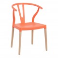 Catering-Stuhl aus orangefarbenem Polypropylen mit Holzbeinen, 46 x 78,5 x 42 cm.