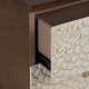 Añade estilo rústico a tu dormitorio con la mesita Manacor tallada – fanmuebles