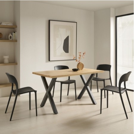 et di 4 sedie Roma nere in ambiente di sala da pranzo moderno in stile industriale con tavolo