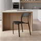 Chaise Roma noire dans une ambiance de salle à manger style industriel avec table en bois