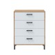 Commode série Velvet de face avec quatre tiroirs en blanc artik, structure en chêne nodi et poignées métalliques noires.