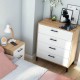 Commode série Velvet intégrée dans une chambre moderne à côté d'une table de chevet assortie en chêne nodi et blanc.