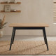 Vue de face de la table à manger extensible Fany en couleur chêne Hercule et pieds noirs.