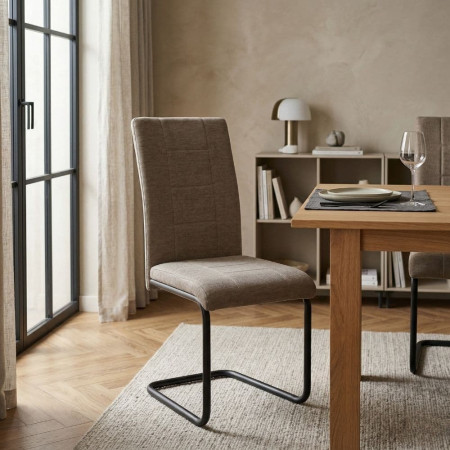 Silla de comedor Chiara en Tela Marrón: Elegancia y Confort