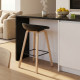 Rinnova la cucina con il bellissimo sgabello Torino stile nordico scuro. Seduta ergonomica nera, gambe rovere laminato, consegna