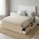 Estructura de cama 4 cajones Roble Canadian, ambientada con cabecero y dos mesitas blancas