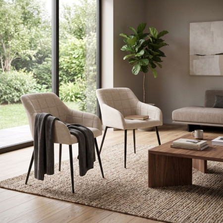 Eleva il comfort del tuo soggiorno col Set di 2 sedie da pranzo con braccioli Mayka in vellutata ciniglia beige e metallo. Arriv