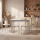Tavolo da cucina allungabile Meri, ambientato con 2 sedie Kelsa e 2 sgabelli Kelsa abbinati, su fanmuebles.