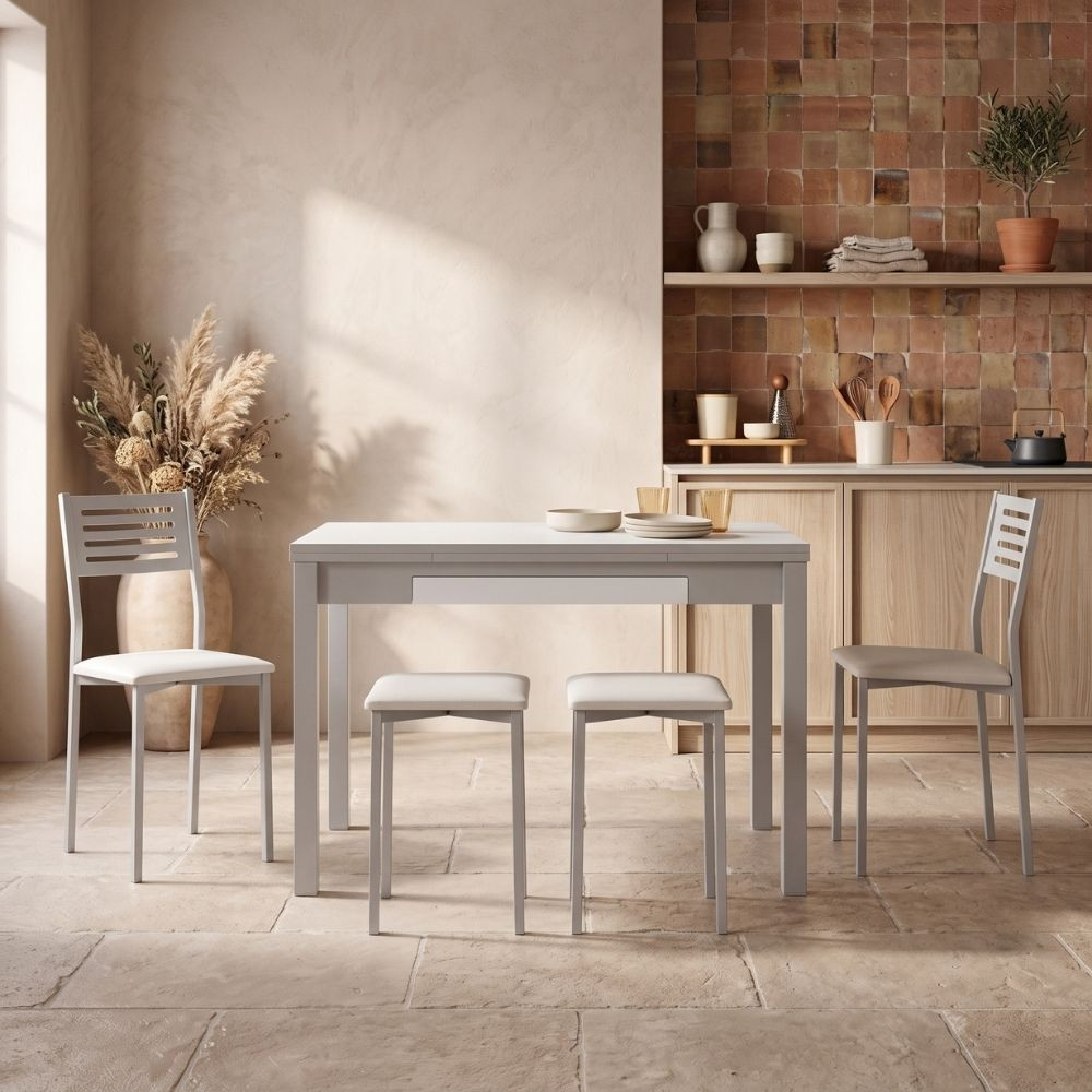 Tavolo da cucina allungabile Meri, ambientato con 2 sedie Kelsa e 2 sgabelli Kelsa abbinati, su fanmuebles.