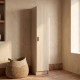 Armario multiusos 1 puerta roble, ambientado en una cocina clásica de estilo mediterráneo, fanmuebles