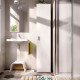 Armario de una puerta Blanco multiusos Fit ambientado en un baño de estilo moderno