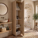 Armario, abierto, multifunción Fit Roble Natural, ambientado en un baño de estilo mediterráneo, fanmuebles