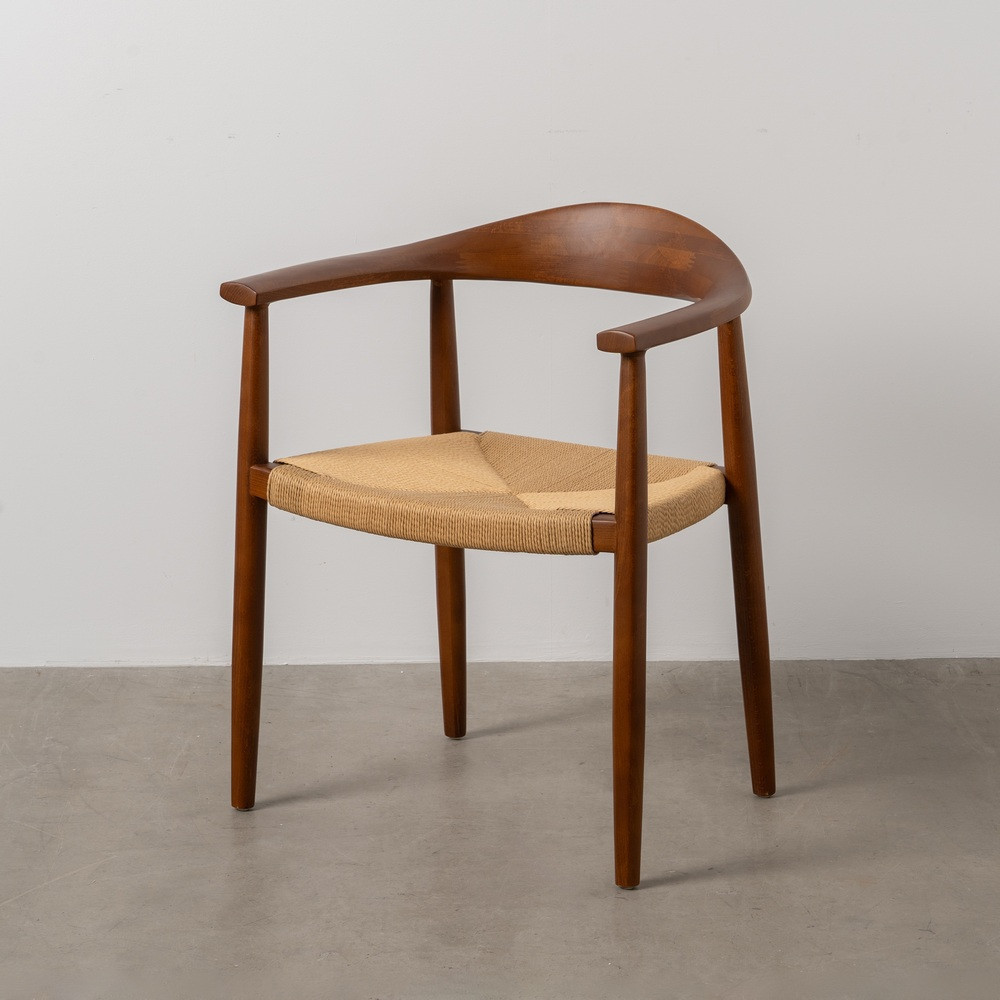 Silla de brazos en madera de haya marrón con asiento trenzado en cuerda de papel 63 x 77,5 x 44 cm