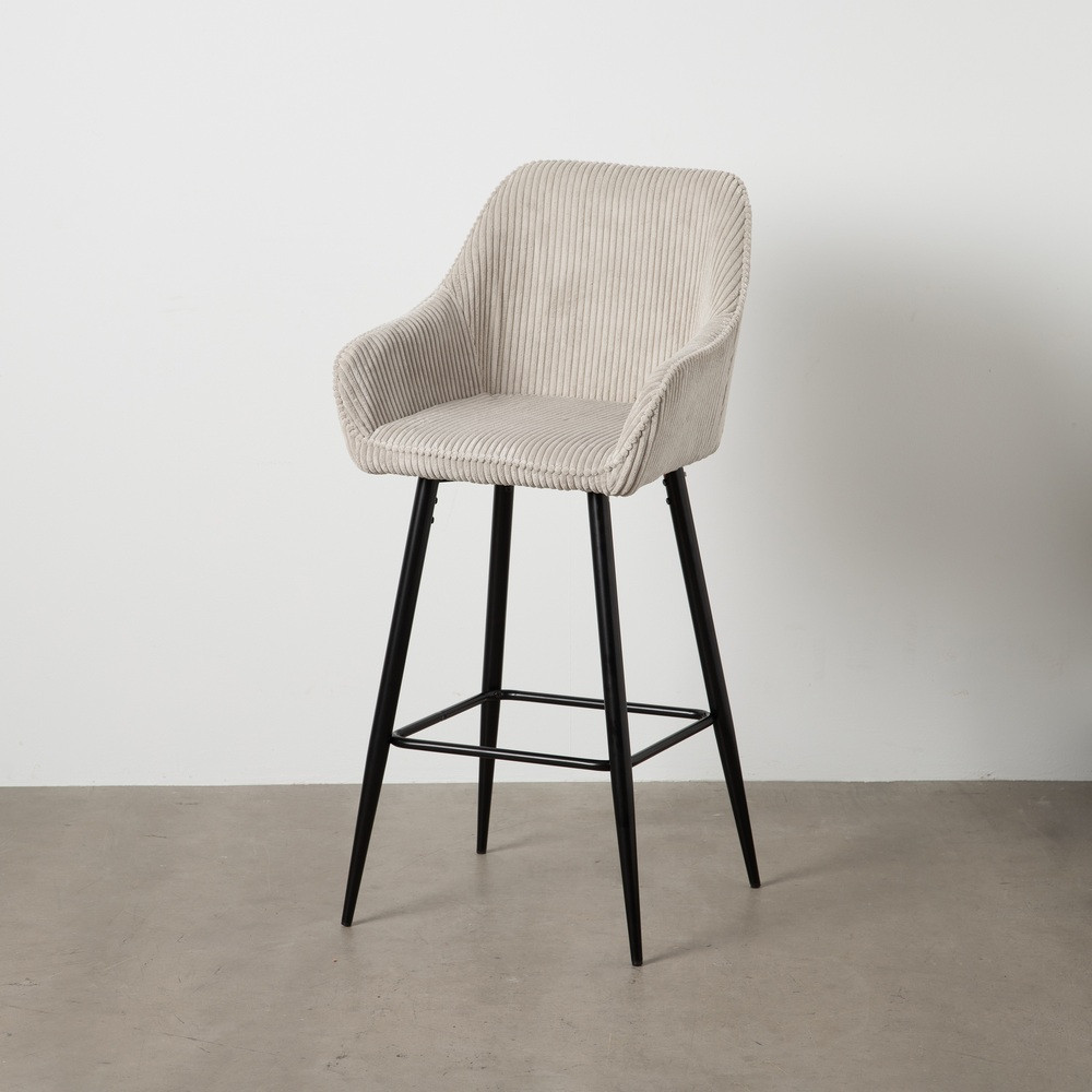 Taburete alto con brazos en tejido de pana beige y patas de metal negro 54 x 109 x 41,5 cm