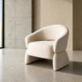 Sillón de descanso bajo de salón tapizado en tejido crema y madera 77 x 73,5 x 75 cm