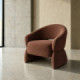 Sillón bajo envolvente con brazos en tejido marrón chocolate 77 x 73,5 x 75 cm