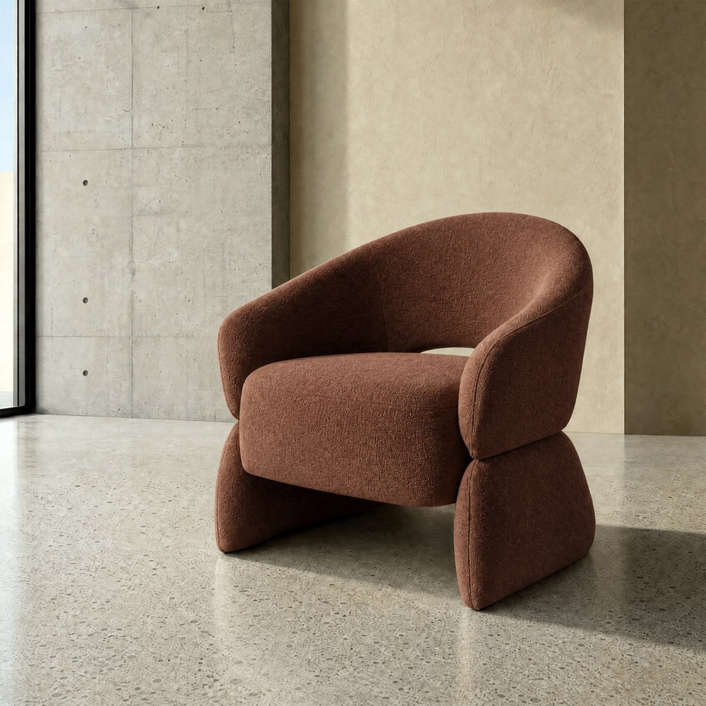 Sillón bajo envolvente con brazos en tejido marrón chocolate 77 x 73,5 x 75 cm