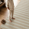 Alfombra gran formato in and out reversible a rayas en polipropileno beige 200 x 1 x 300 cm
