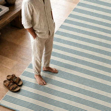 Alfombra gran formato in and out reversible a rayas en polipropileno azul índigo 200 x 1 x 300 cm