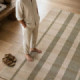 Alfombra a franjas en yute natural y algodón tono oliva con reverso 160 x 1 x 230 cm