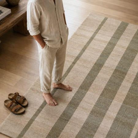 Alfombra a franjas en yute natural y algodón tono oliva con reverso 160 x 1 x 230 cm