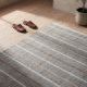 Alfombra tejida a rayas finas de lana y algodón tono topo 160 x 1 x 230 cm
