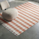 Alfombra gran formato a rayas cuadros vichy terracota y blanco con flecos 200 x 1 x 300 cm