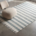 Alfombra gran formato a rayas cuadros vichy verde salvia y blanco con flecos 200 x 1 x 300 cm