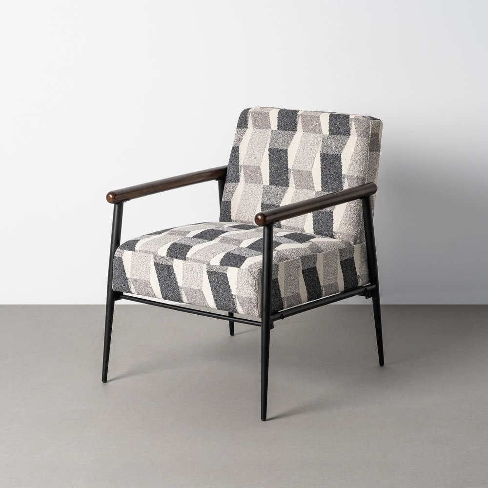 Sillón butaca tapizada geométrica gris y madera vista 64,5 x 81 x 76 cm