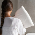 Almohada viscoelástica inyectada con funda stretch suave 75 x 10 x 38 cm
